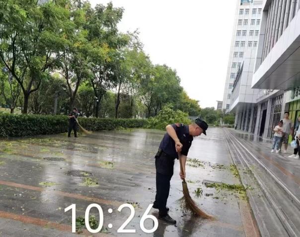 C:/Users/BA/Desktop/風(fēng)雨過后南京保安迅速行動(dòng)，恢復(fù)安“寧”面貌/5.jpg5